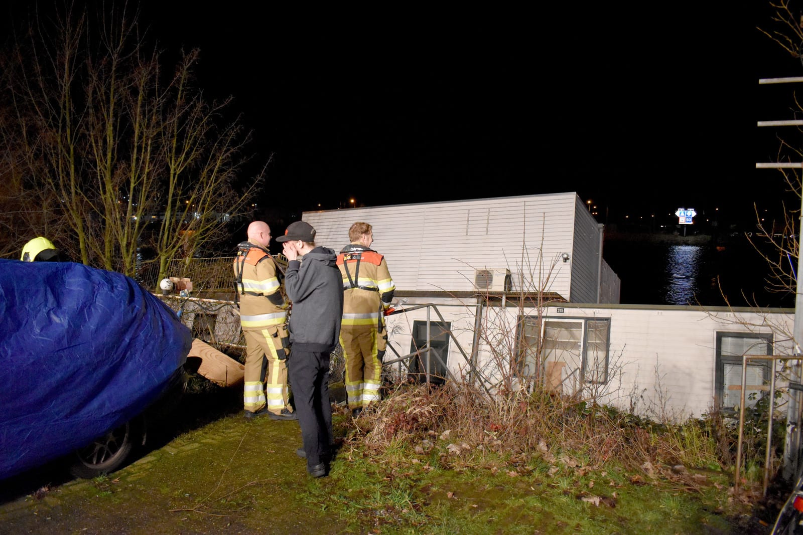 Ondanks reddingspoging door brandweer woonboot gezonken in Nijmegen