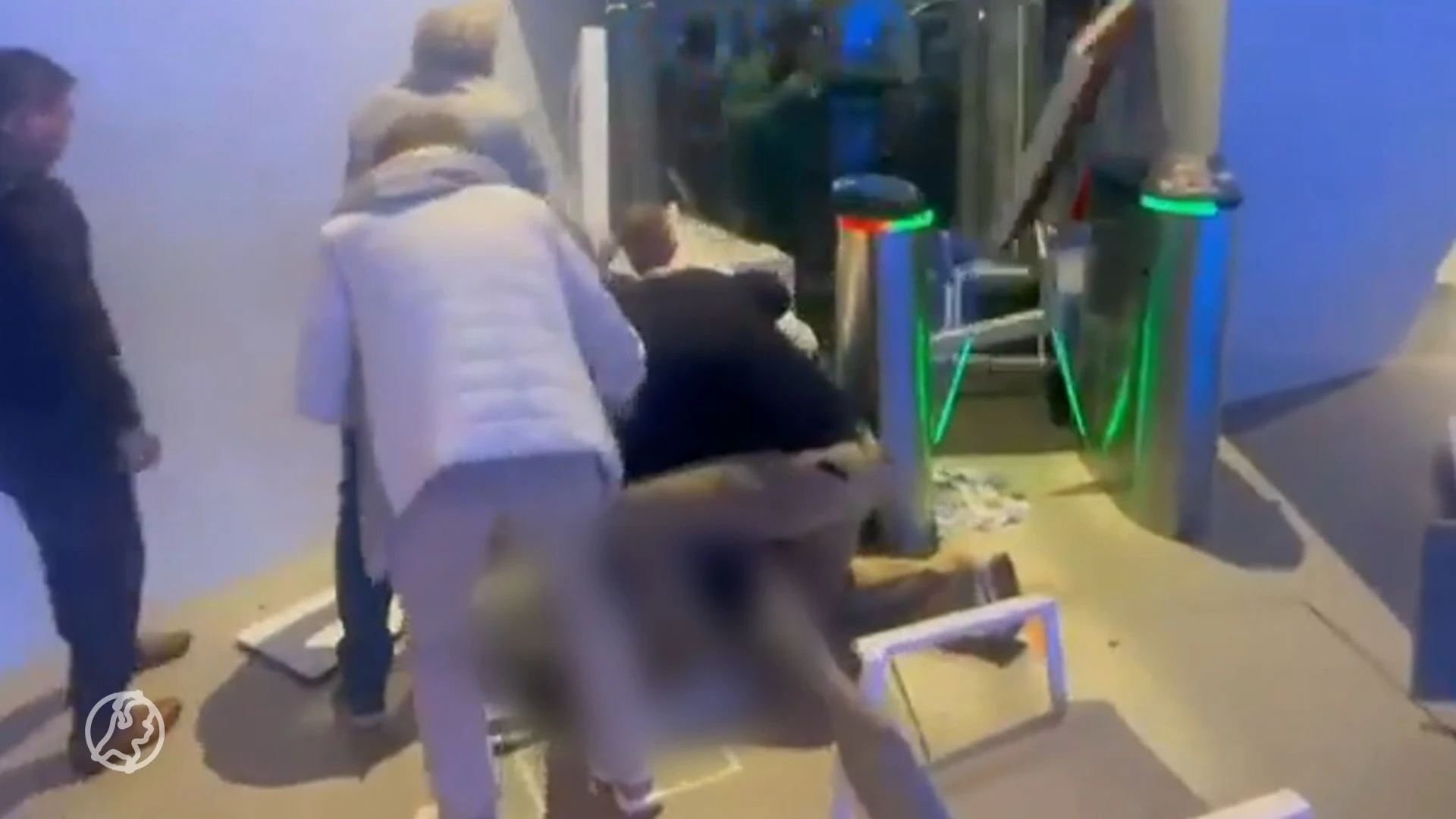 Verdachte fatale steekpartij Erasmusbrug overmeesterd door omstanders