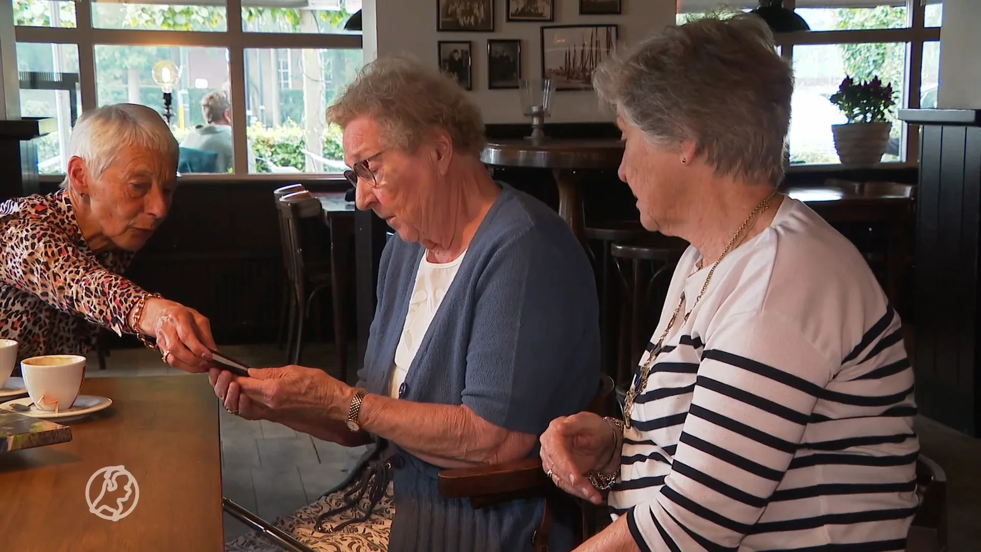 Grote zorgen bij ouderen om regelen QR-code: 'Sommigen hebben niet eens DigiD'