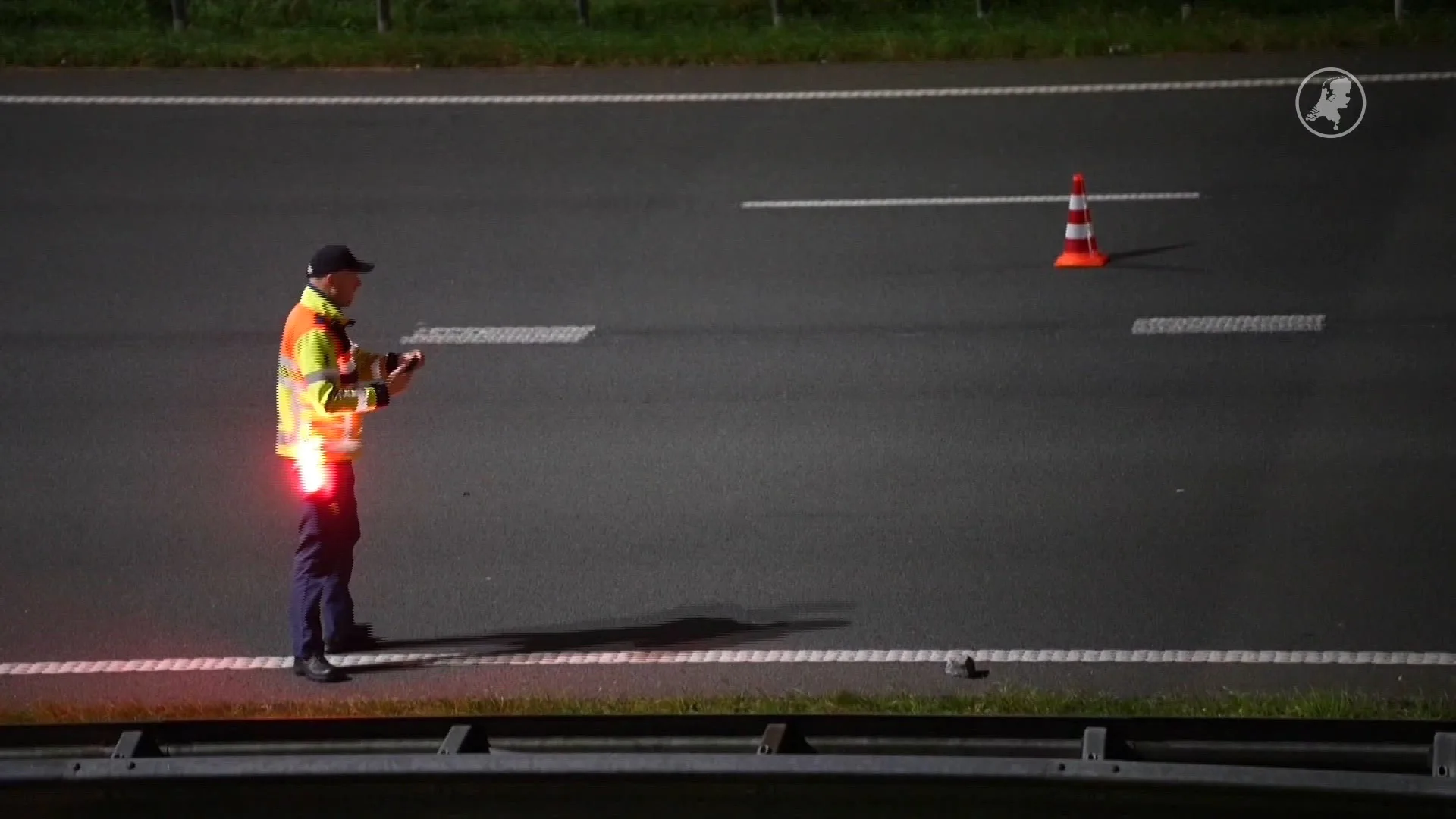 Weer stenen op snelweg A50: auto loopt klapband op bij Klarenbeek