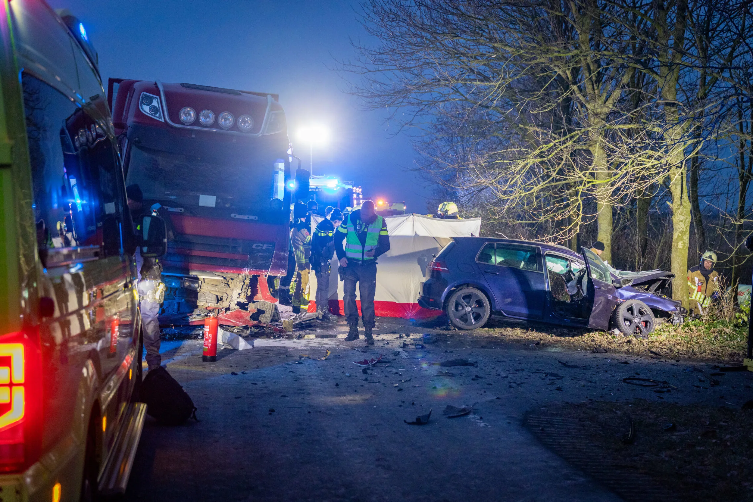 Man (20) overleden bij aanrijding met vrachtwagen in Tzum, bijrijder zwaargewond