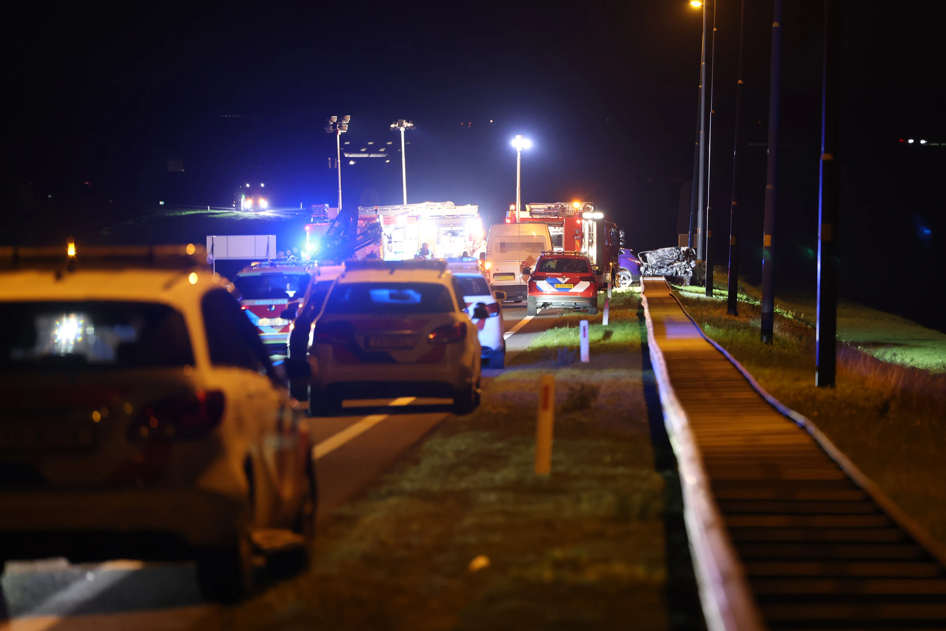 Politieachtervolging eindigt in drama op N50: zware aanrijding en auto in brand