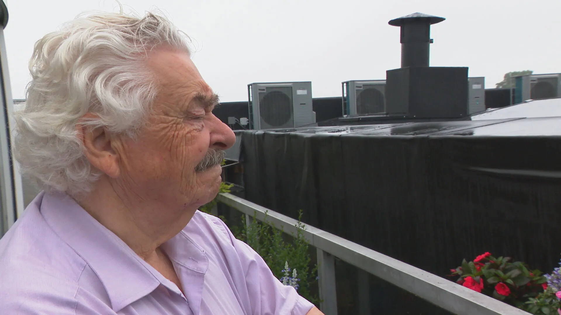 Carel strijdt tegen 'zwart monster' voor zijn balkon: 'Een hele muur, op twee meter afstand'