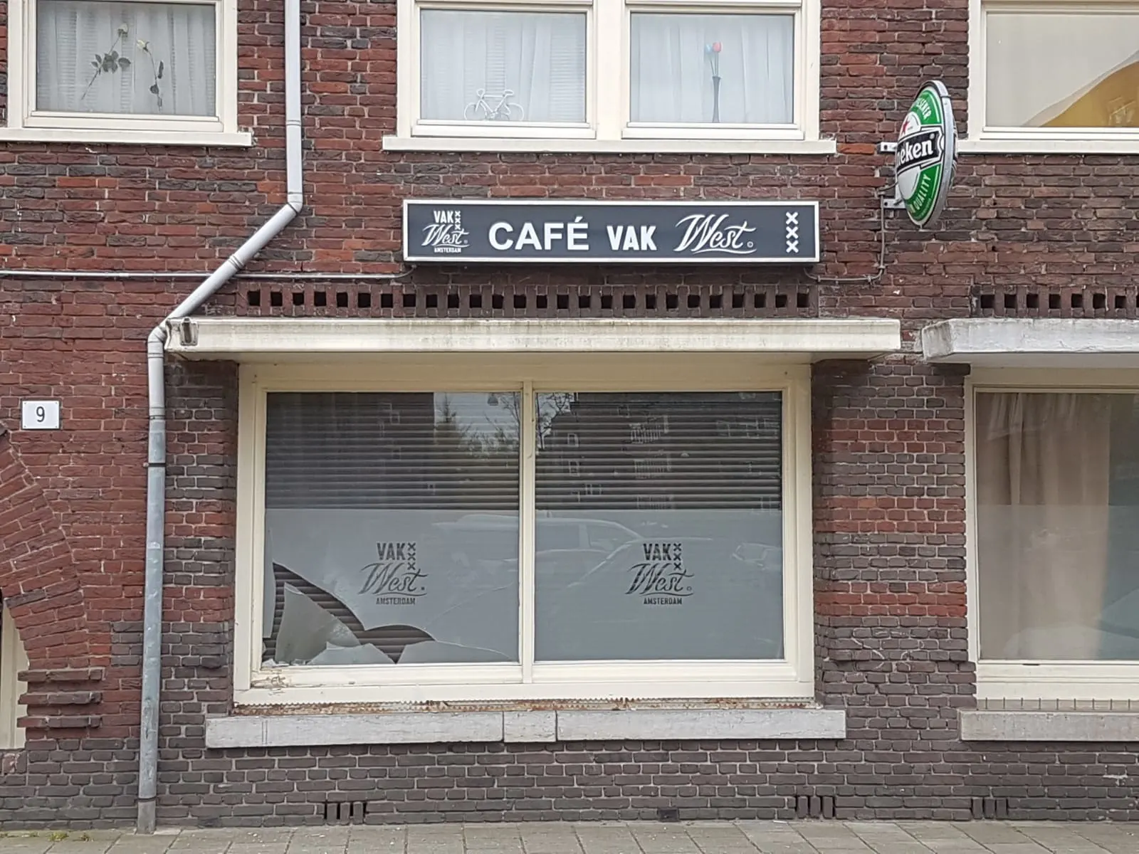 Vuurwerkbom ontploft bij Ajax-café in Amsterdam, 'Feyenoorders vrezen wraakactie'