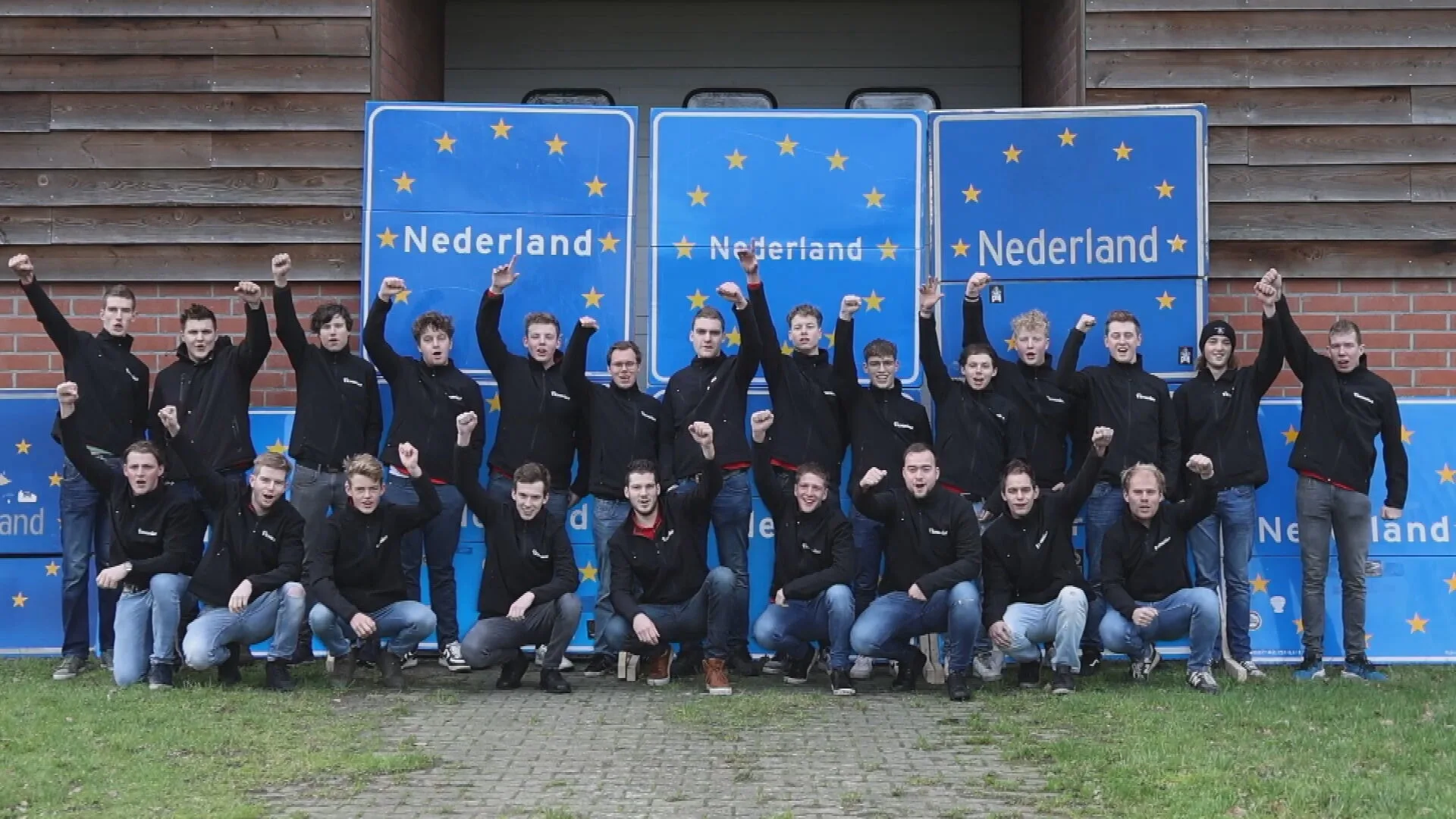 Grens bereikt: nieuwjaarsvereniging jat grensborden om Den Haag wakker te schudden