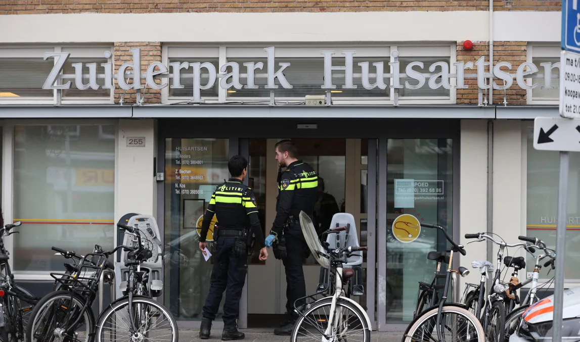 Medewerker huisartsenpraktijk Den Haag neergestoken, slachtoffer naar ziekenhuis