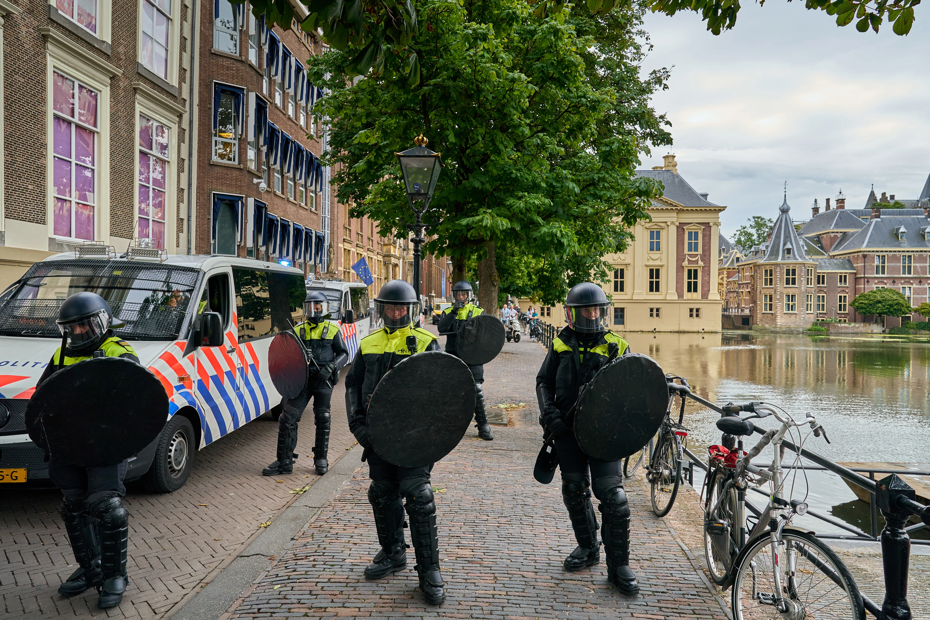 Mannen krijgen cel- en taakstraf voor anti-coronarellen in Den Haag