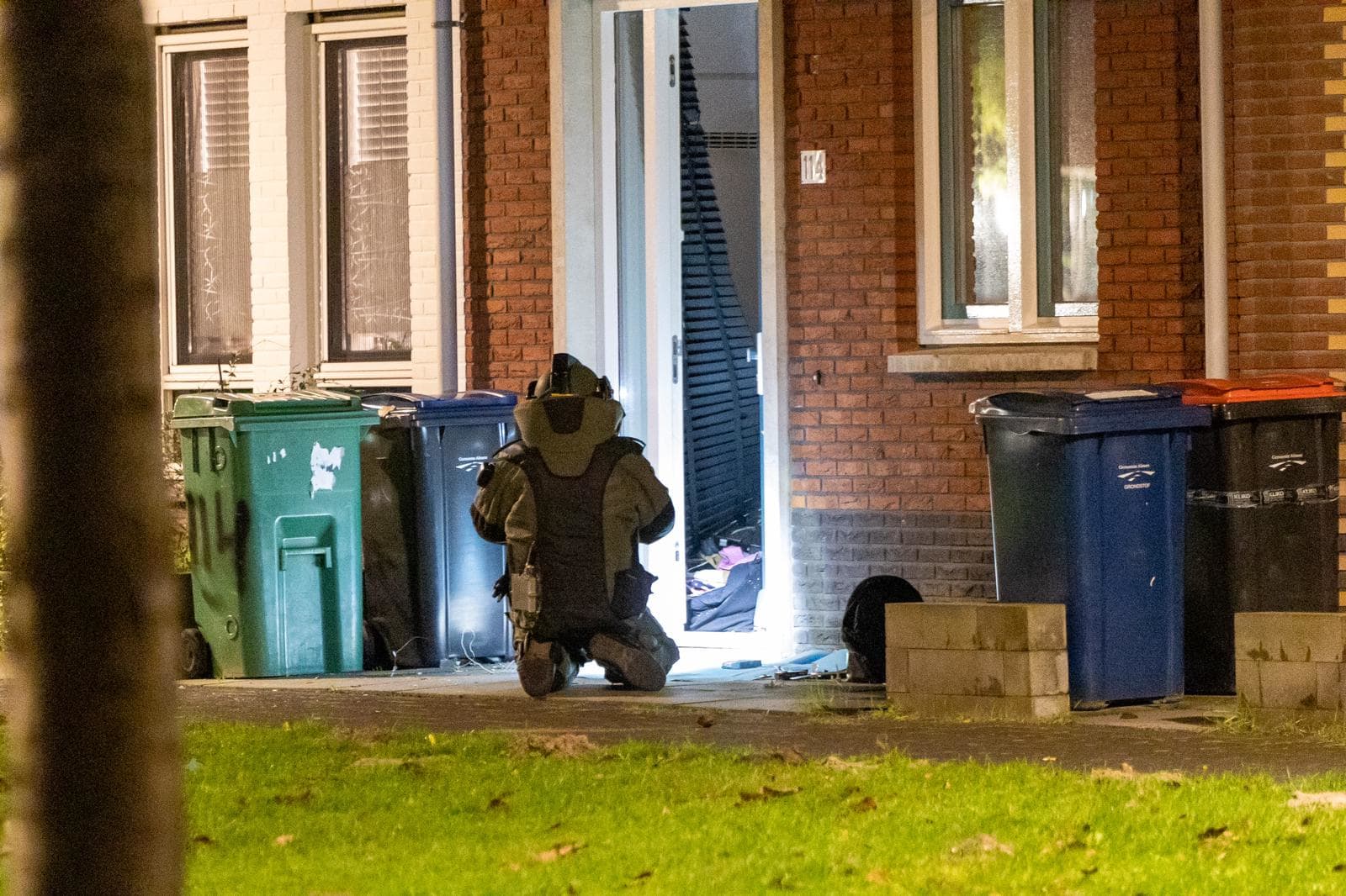 Bewoners huis in Almere opgeschrikt door 'enorme knal' bij de deur