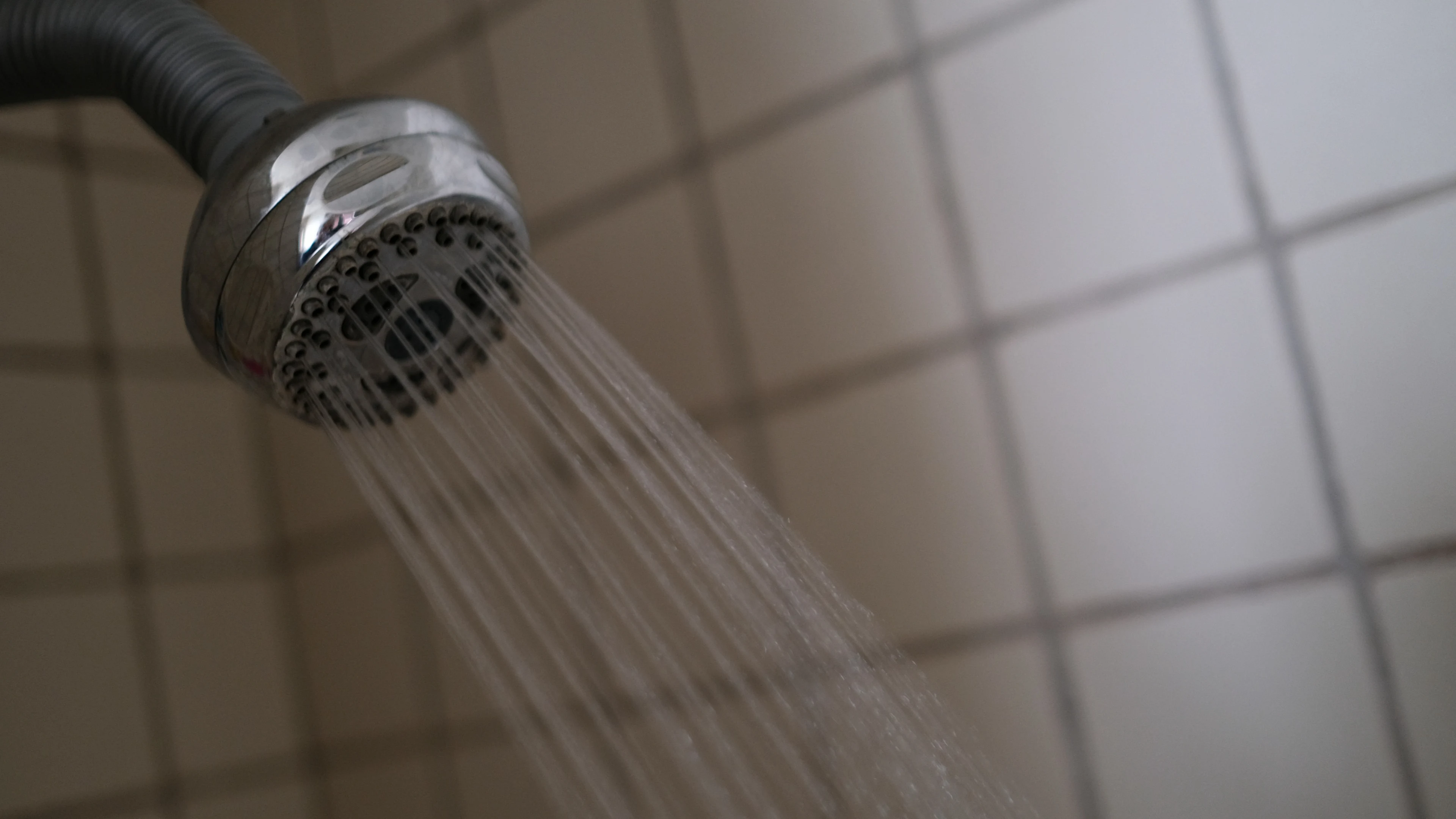 Dagelijks douchen, ’s ochtends of ’s avonds? Dit is het beste voor je huid