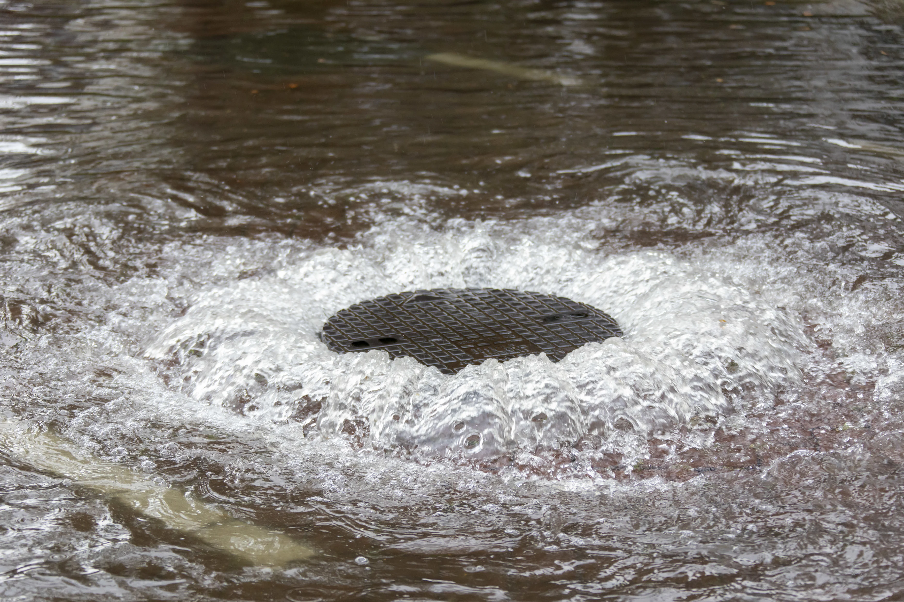 Felle regenbuien zorgen op verschillende plekken voor waterschade en overlast