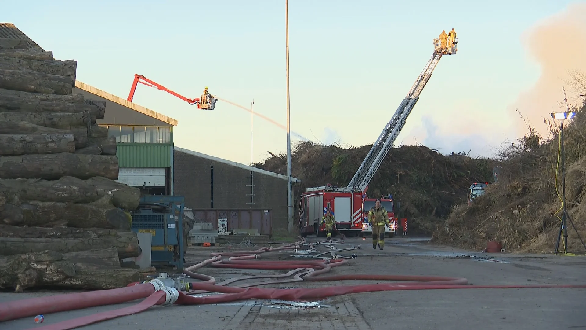 Mogelijk nog dagen nablussen bij grote brand recyclingbedrijf Doorwerth