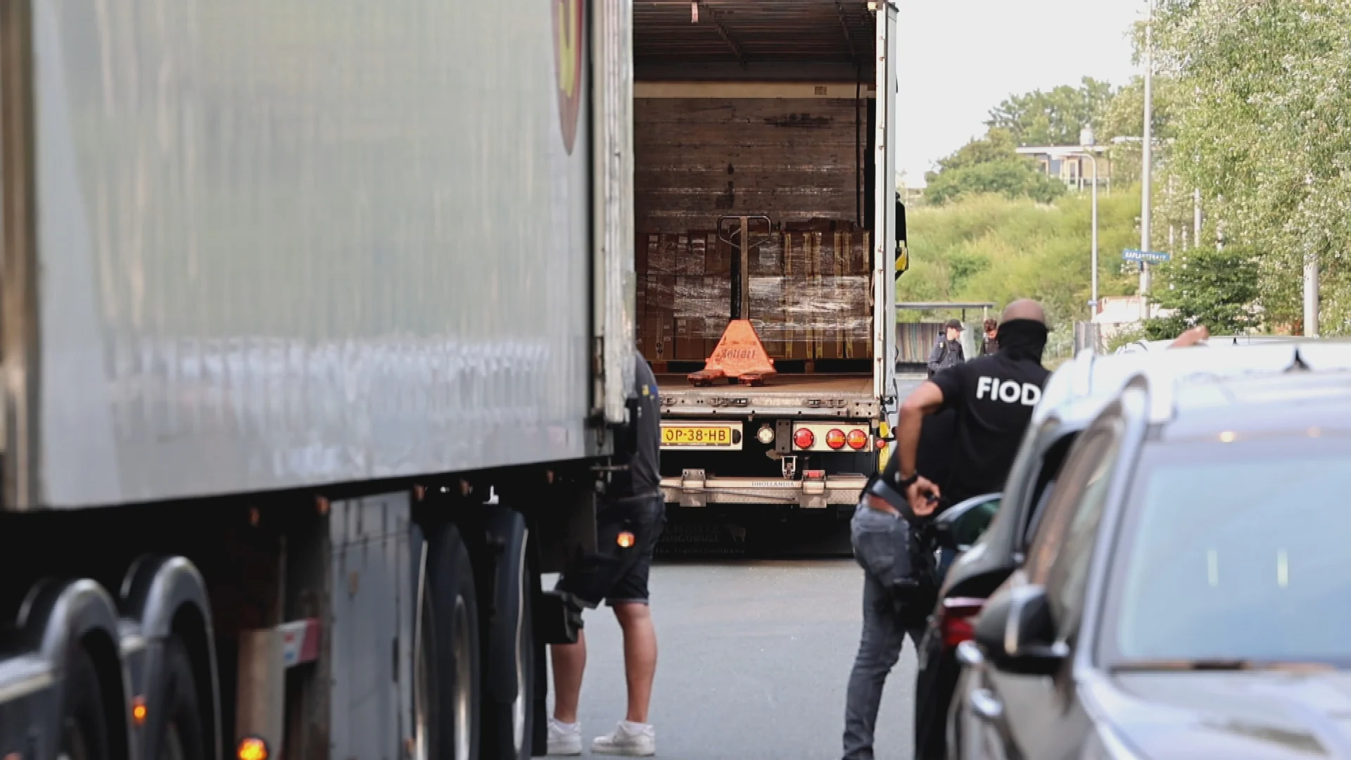 FIOD neemt duizenden nep-LP's in beslag bij inval in IJmuiden