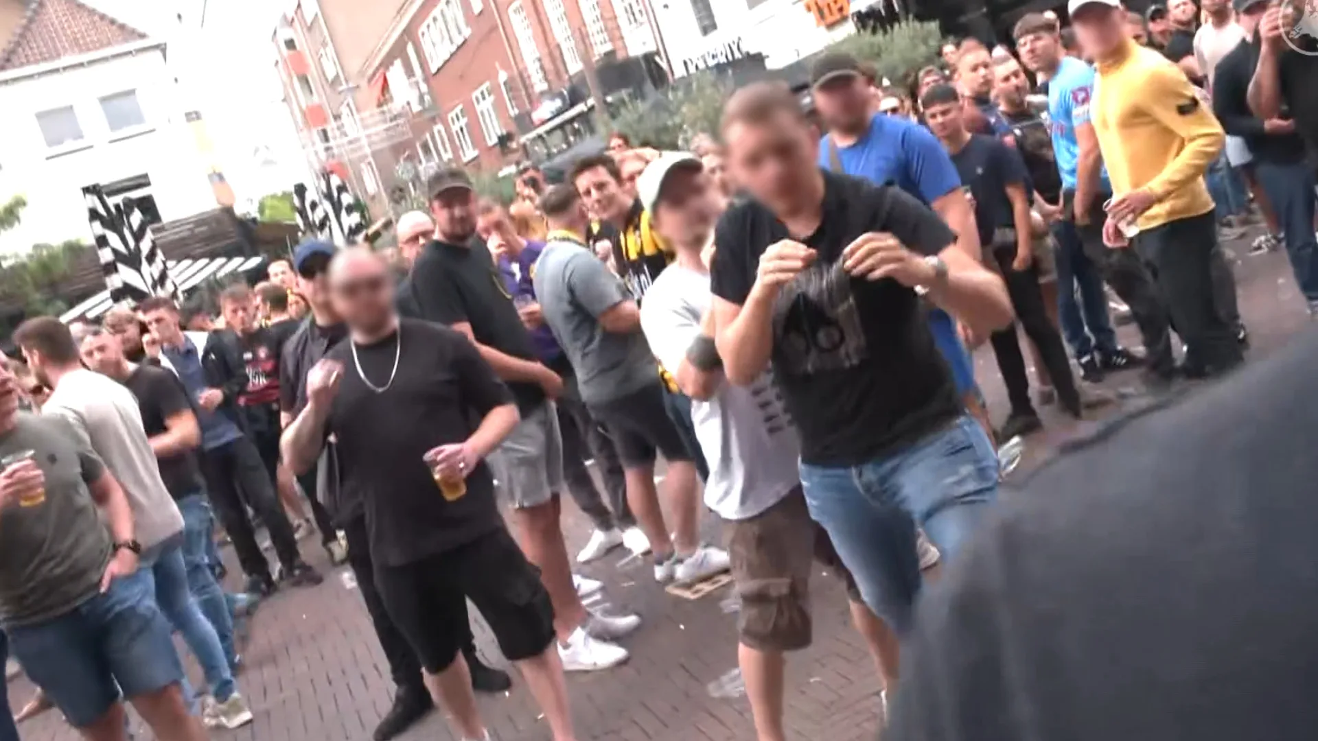 Vitesse-fans slaan journalisten na uitspraak rechter: 'Opkankeren!'