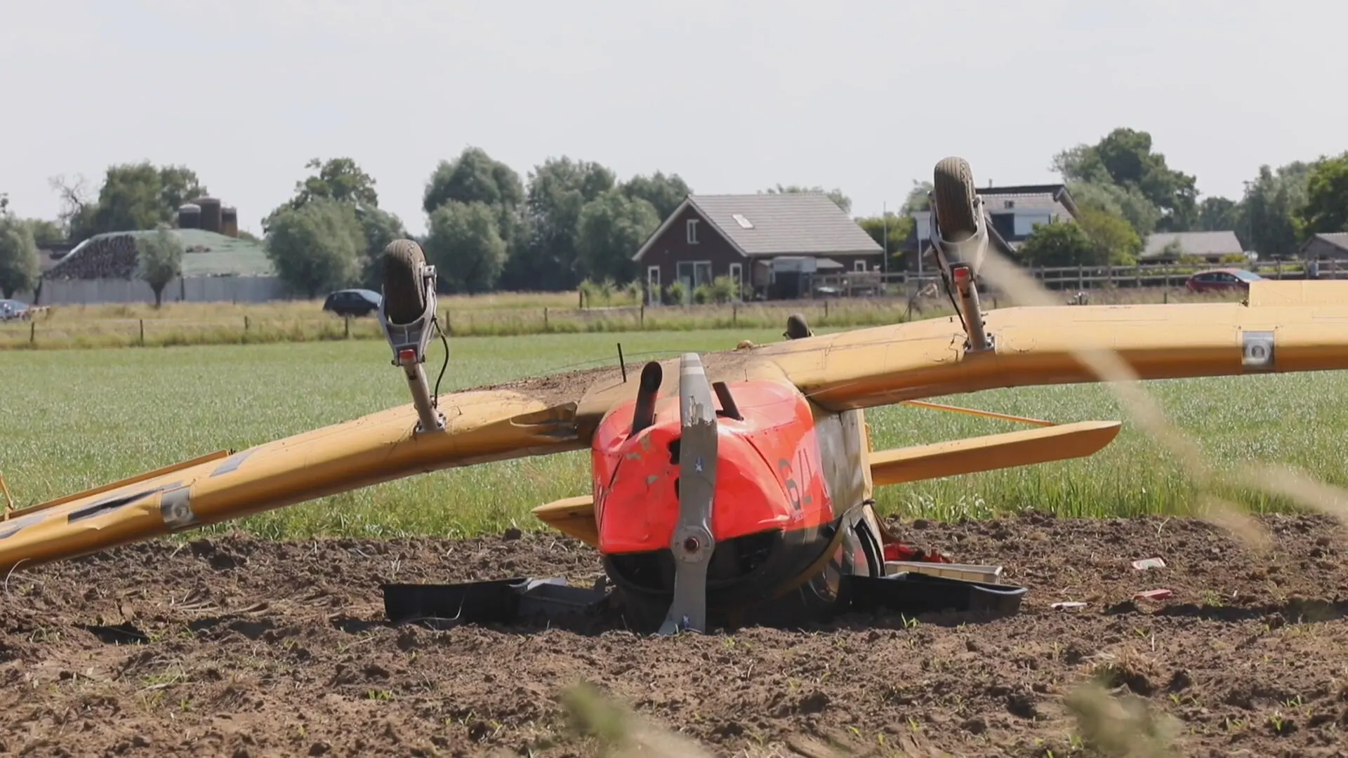 Vliegtuigje crasht op de kop bij Teuge, politie meldt gewonden