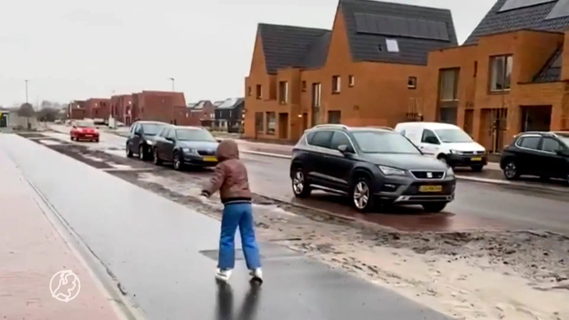 Lise Lotte (8) schaatst over de stoep in Groningen dankzij ijzel