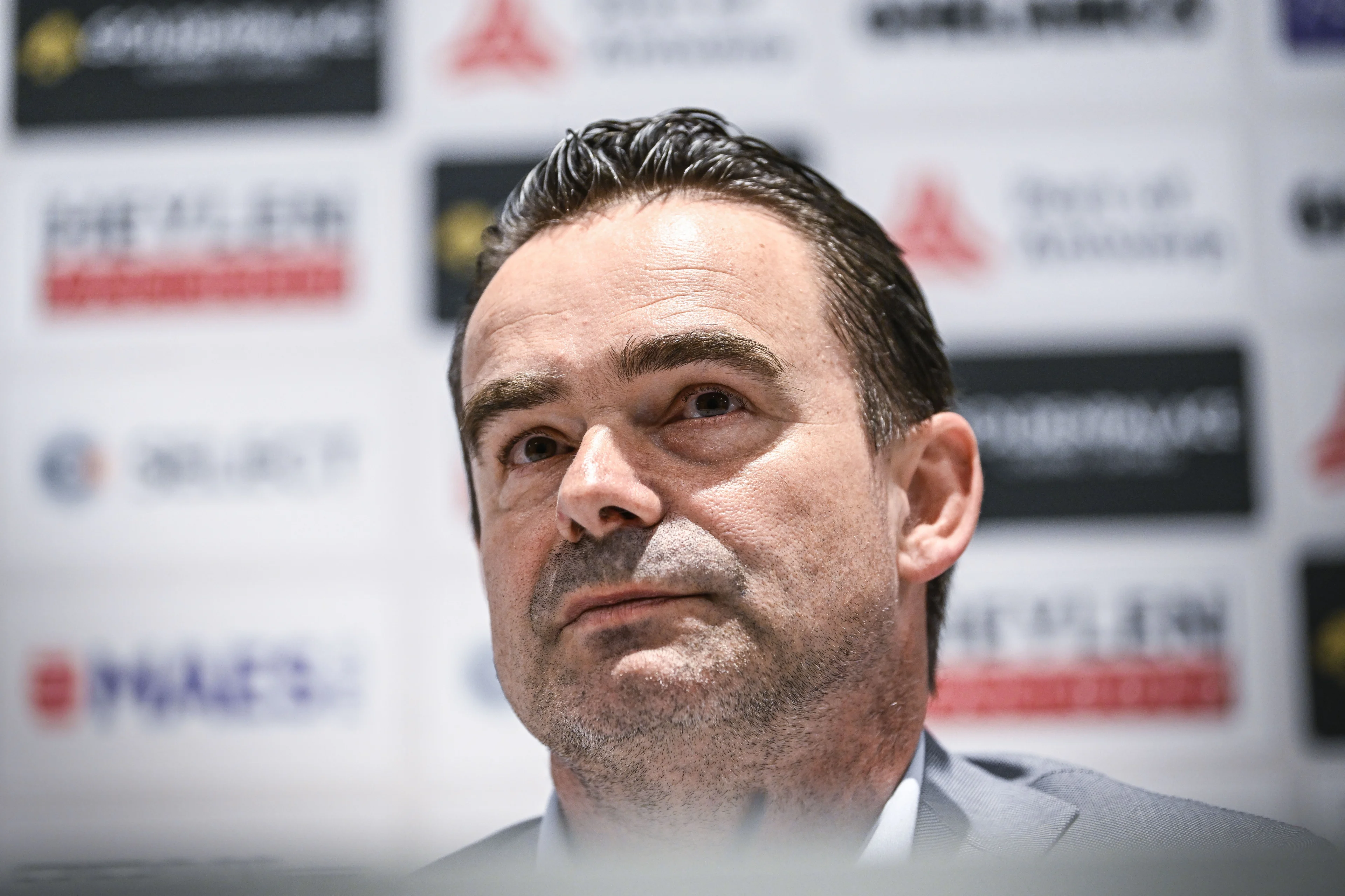 FIFA blijft bij wereldwijde schorsing Overmars