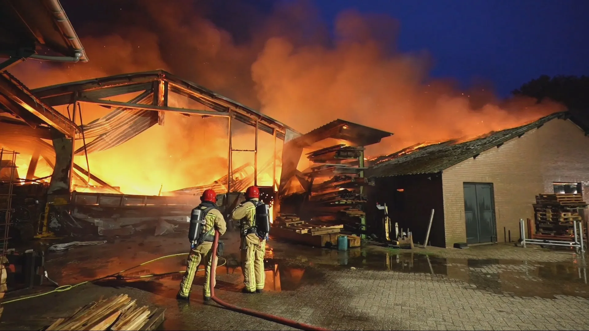 Duizenden kippen gestorven in verwoestende stalbrand in Vessem
