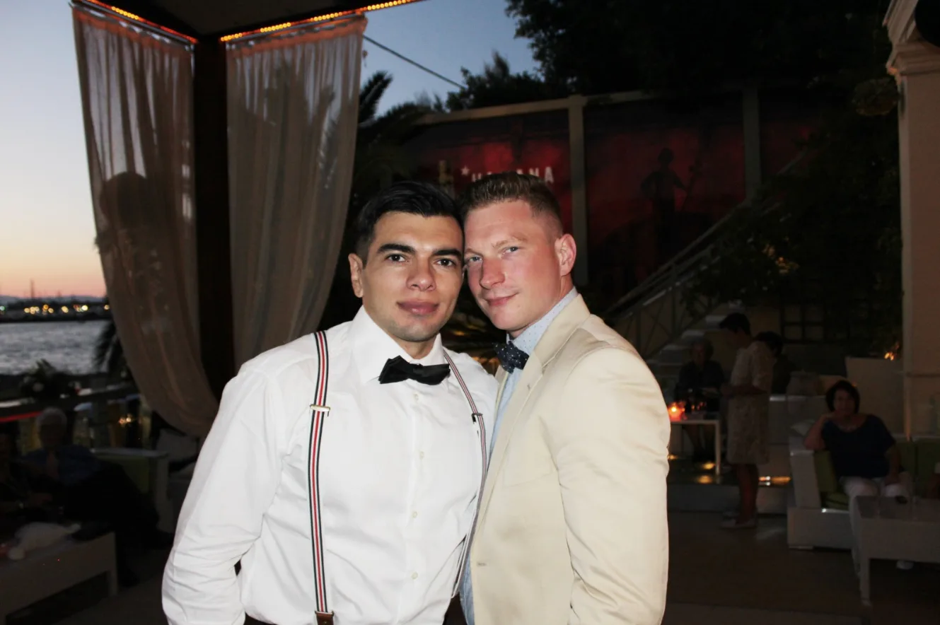 Homostel in Amsterdam uitgescholden en bespuugd, belager gefilmd