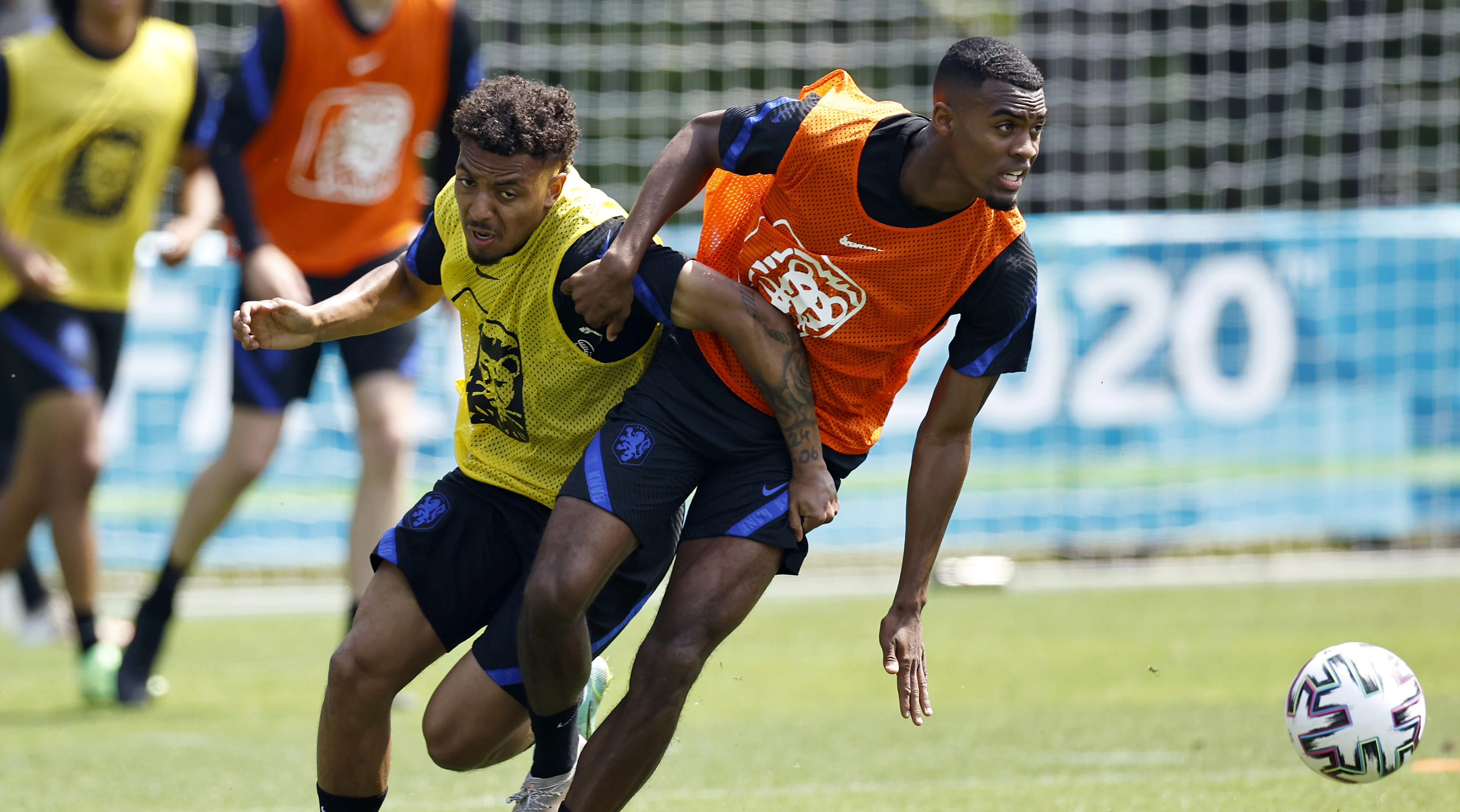 Opstelling Oranje tegen Noord-Macedonië bekend: basisplaatsen voor Gravenberch en Malen