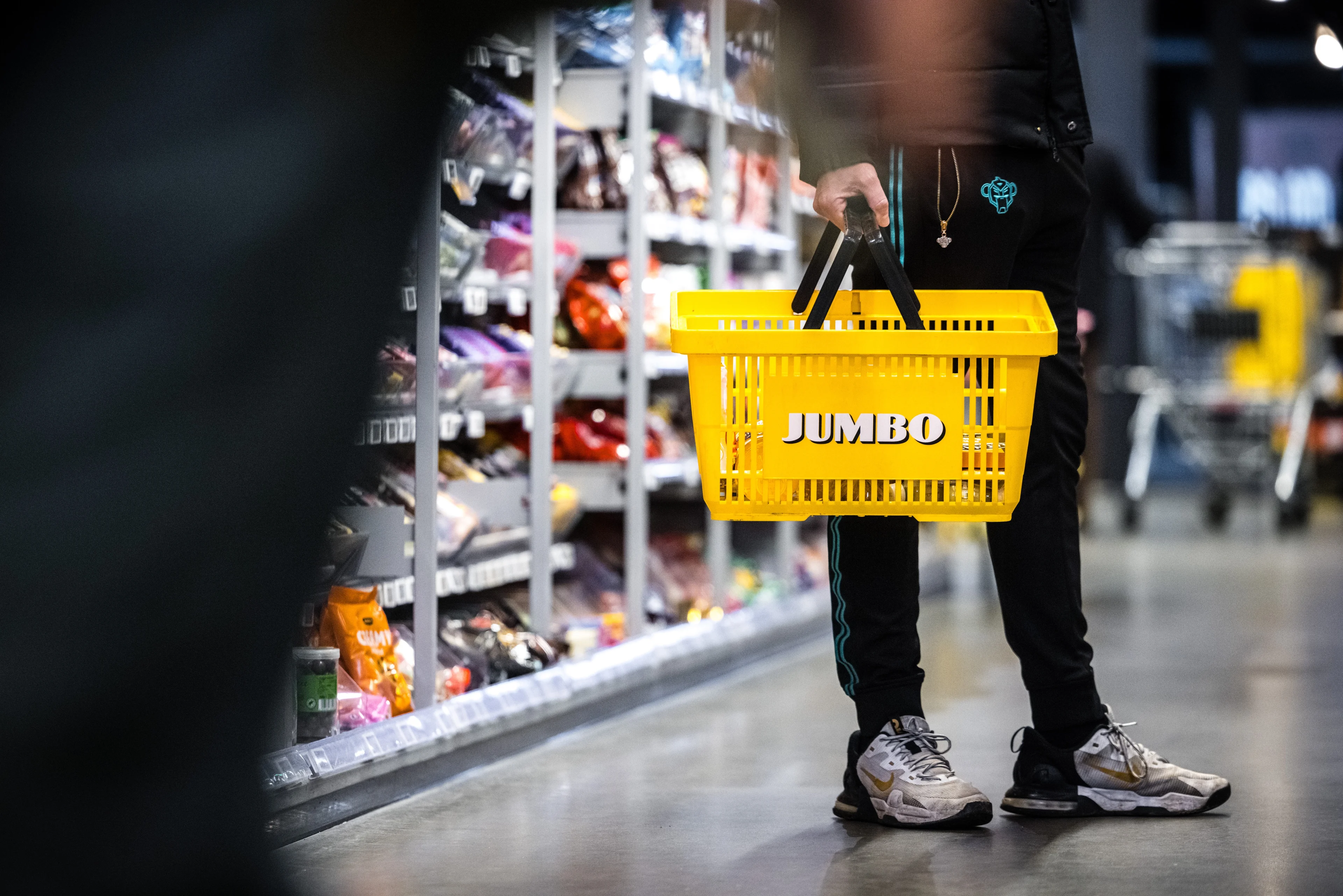 Supermarkten trekken aan de bel: mandjesdiefstal loopt in de papieren