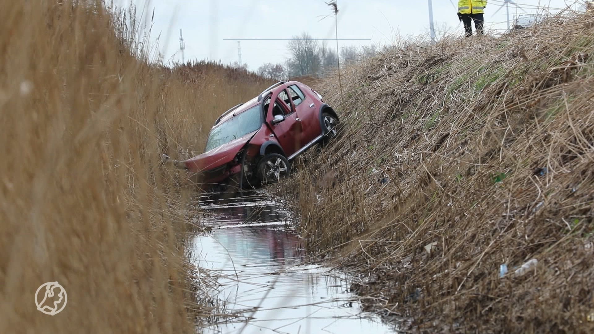 Dode bij ongeval op A4: auto belandt in sloot bij Woensdrecht