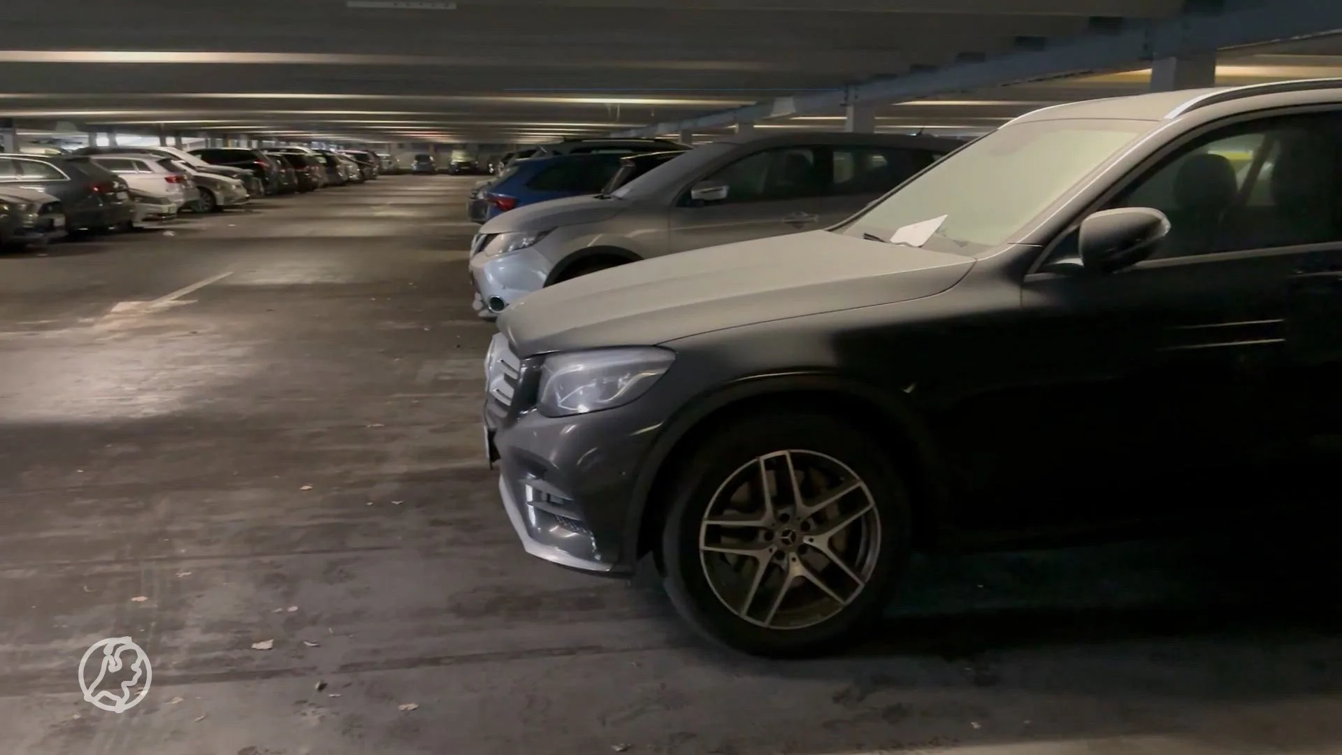 Tientallen auto's vernield in garage Alsmeer, minderjarigen opgepakt