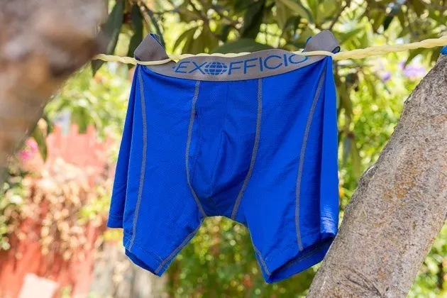 Kapper André protesteert in onderbroek tegen coronamaatregelen: 'Regering zet ons in de kou'