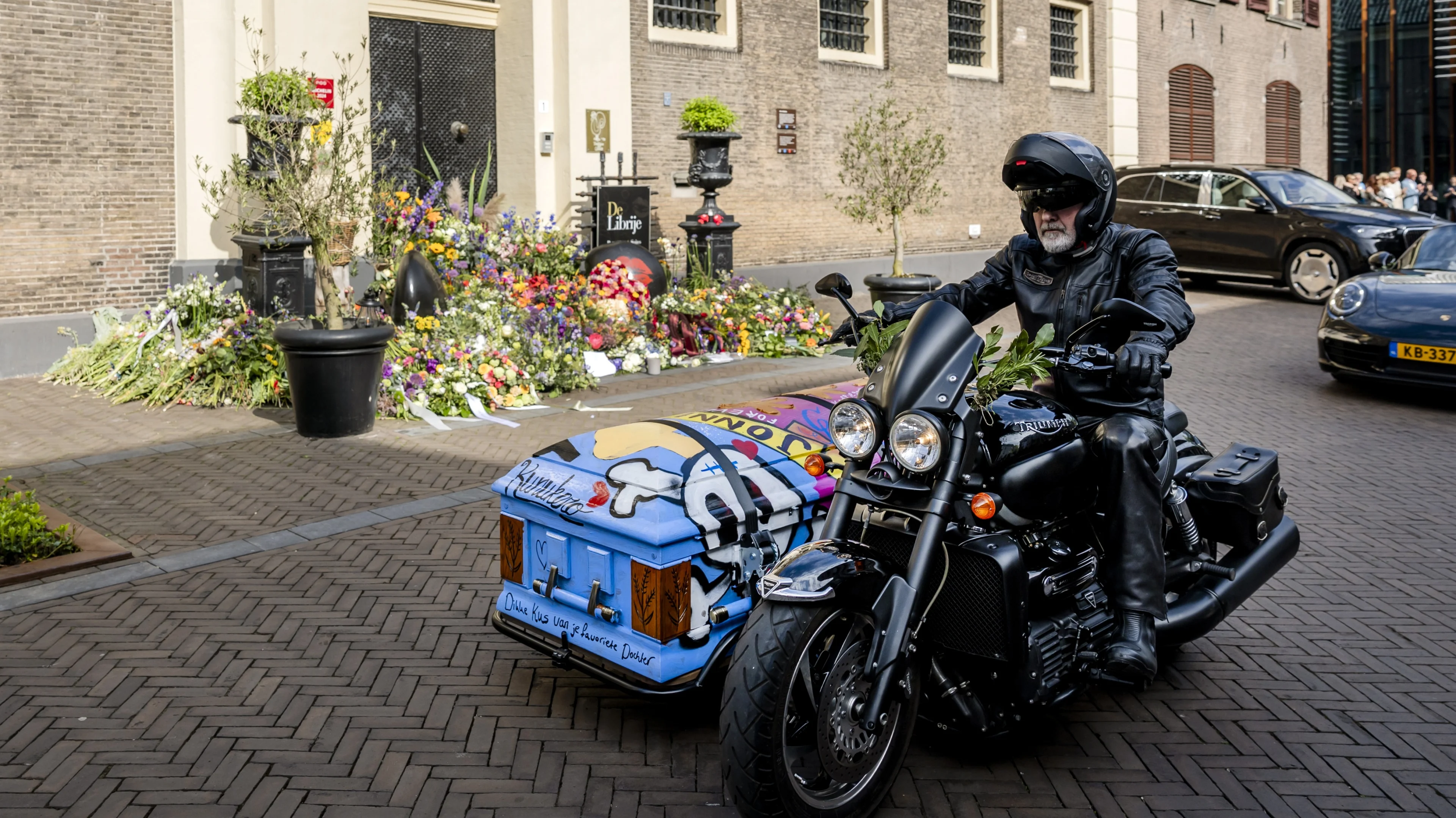 Laatste eer voor Jonnie Boer: motorstoet en kleurrijke kist vanuit De Librije