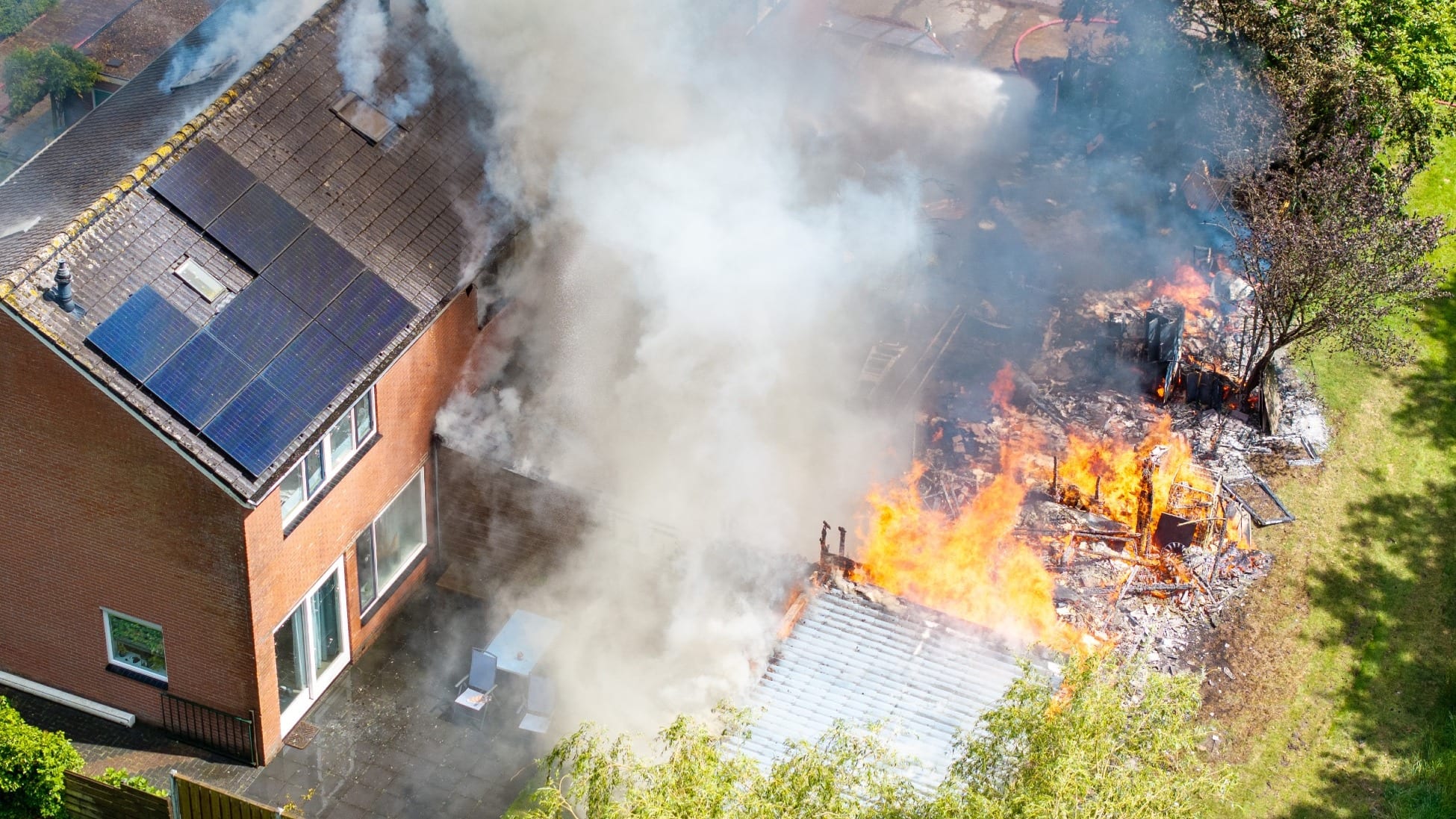 Huizenblok in brand in Wolvega, zeker één gewonde