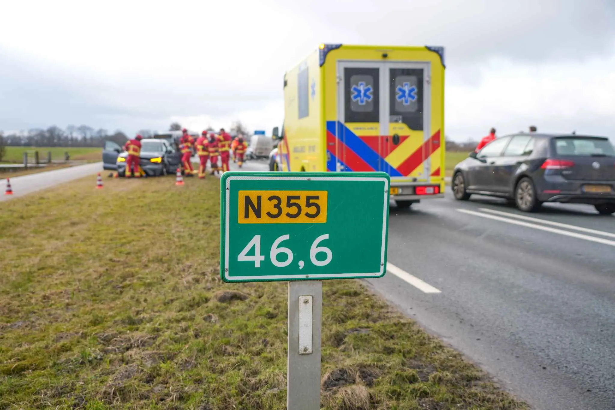 Zware botsing op N355: drie gewonden naar ziekenhuis