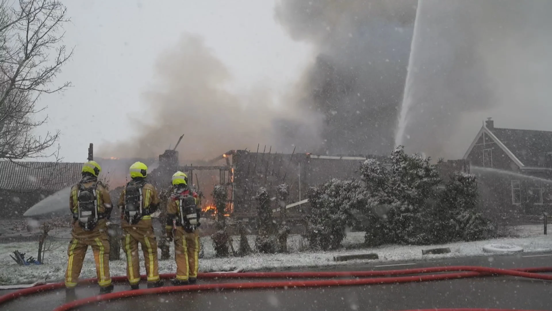 Uitslaande brand legt schuur Moerkapelle volledig in de as