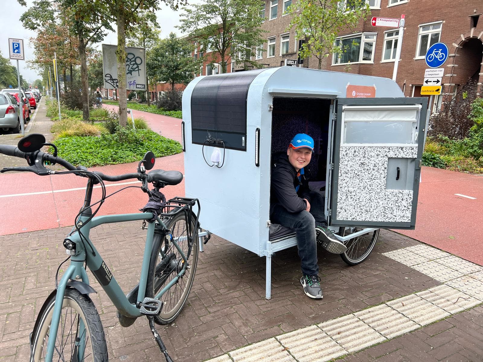 Quinten (15) bouwt fietscaravan en steelt de harten van kampeerliefhebbers