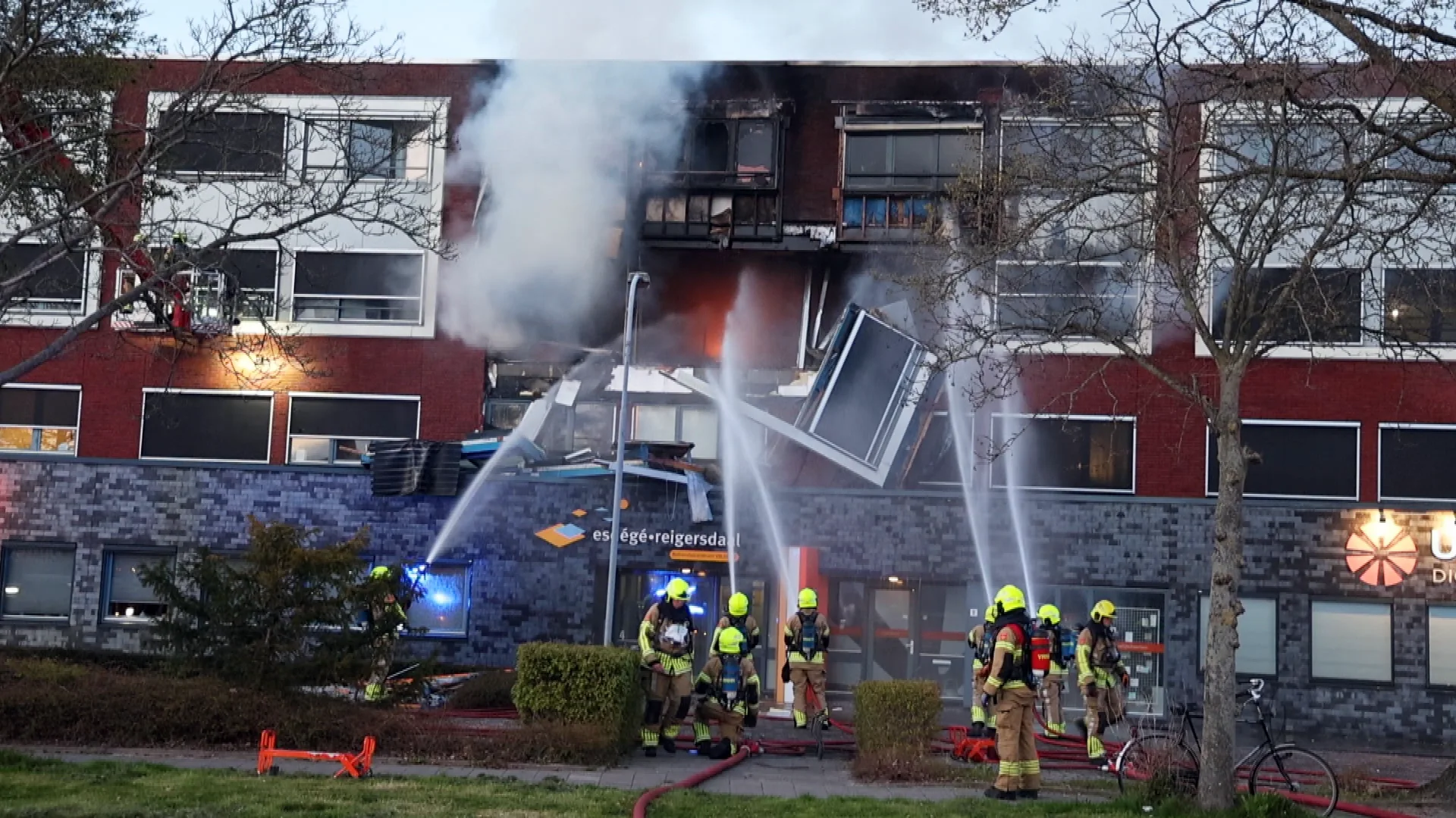 Grote brand Heerhugowaard na mogelijke explosie, veel hulpdiensten ter plaatse