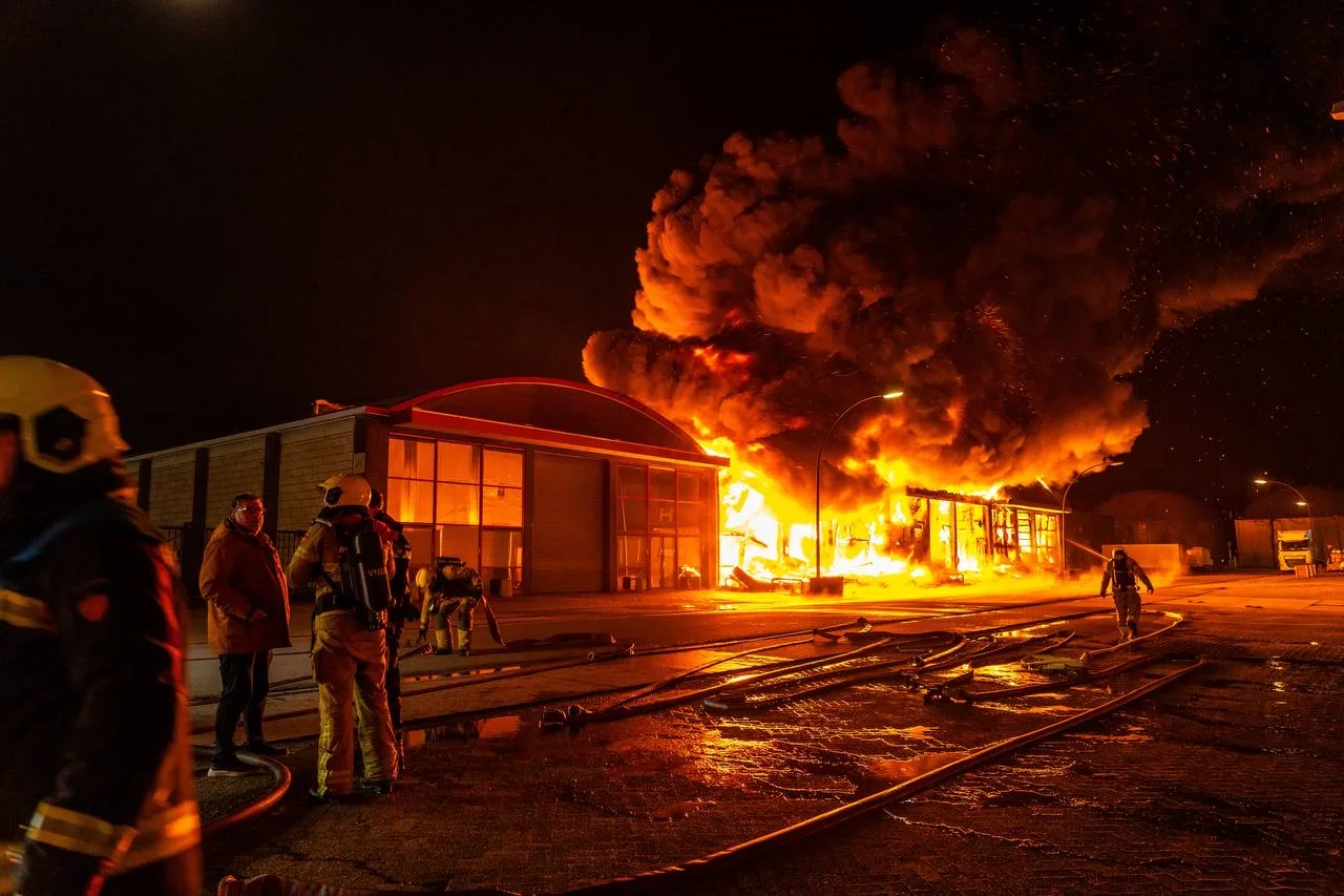 Metershoge vlammen leggen verfgroothandel in Harderwijk volledig in de as