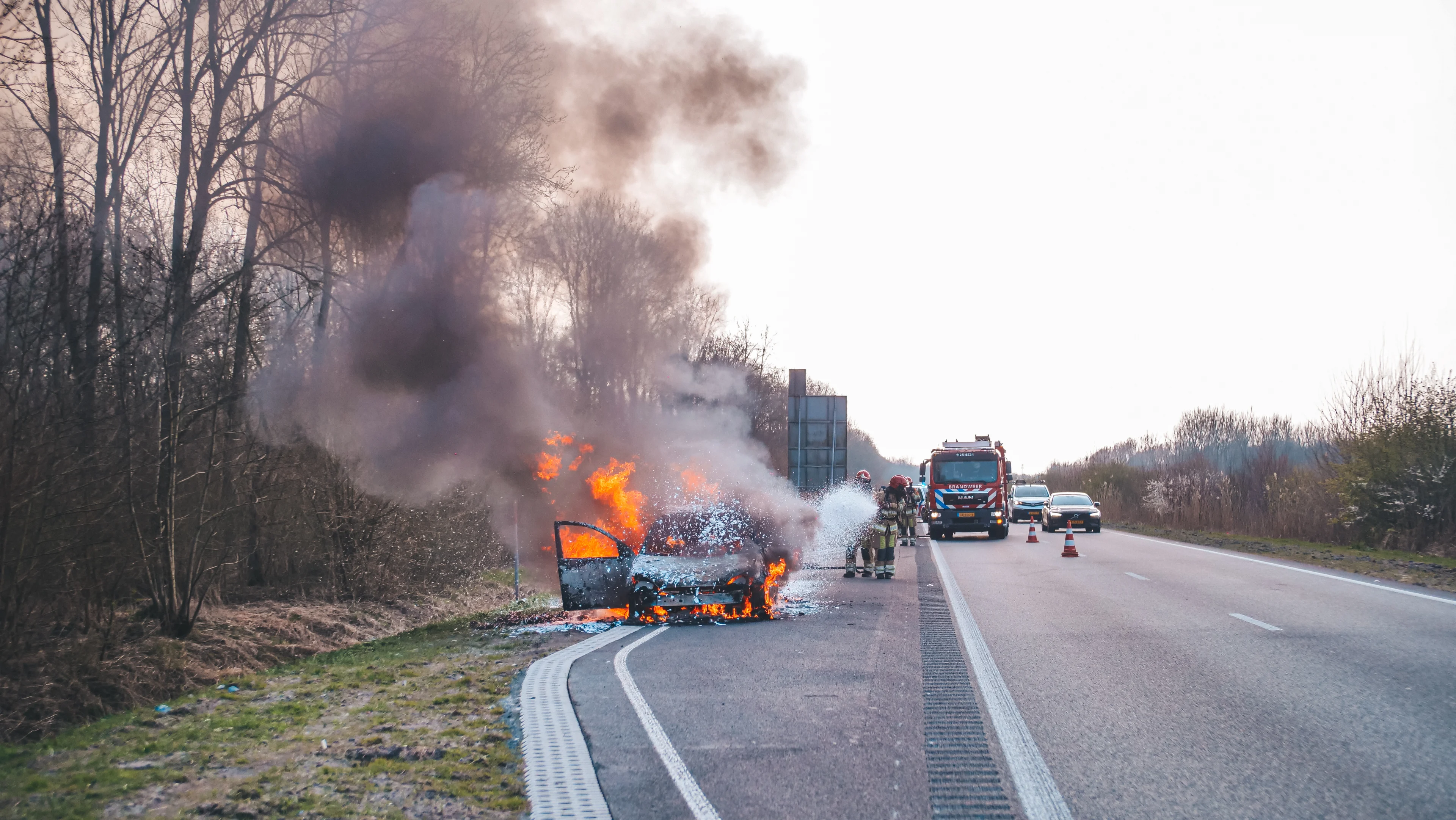 Auto met daarin vader en kind vliegt spontaan in brand op de snelweg