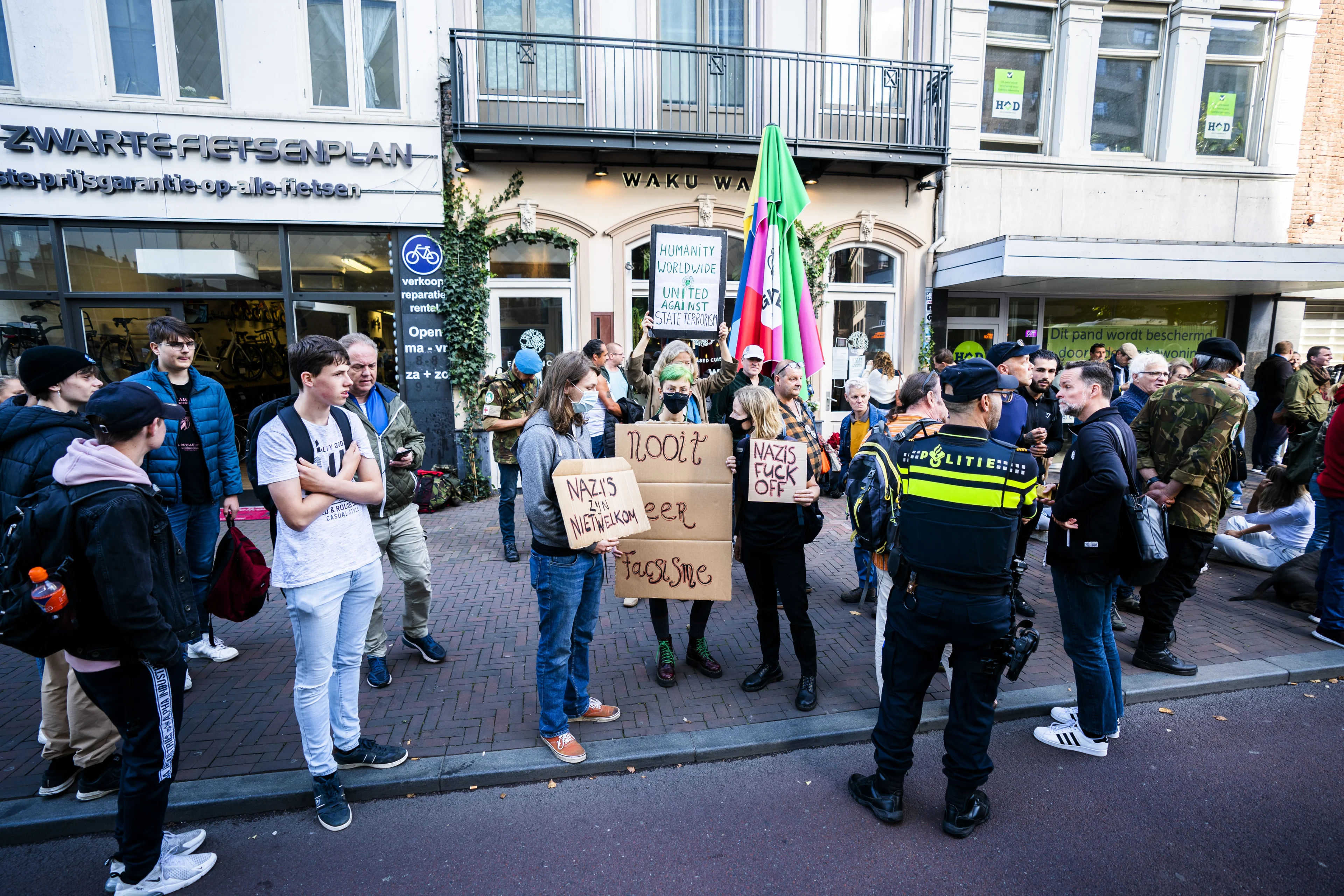 Demonstranten blijven weigerrestaurant Waku Waku steunen in QR-strijd