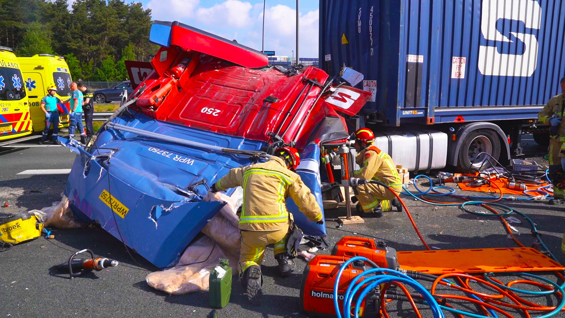 A2 nog uren dicht na zwaar vrachtwagenongeluk bij Leenderheide
