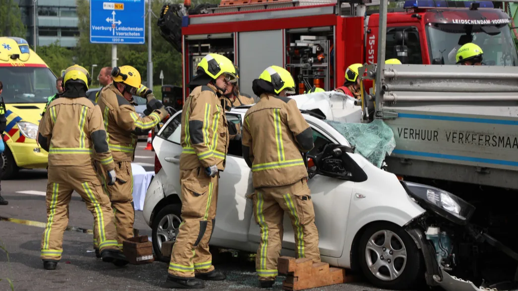 Zwaar ongeluk met meerdere auto's op N14, vrouw gereanimeerd