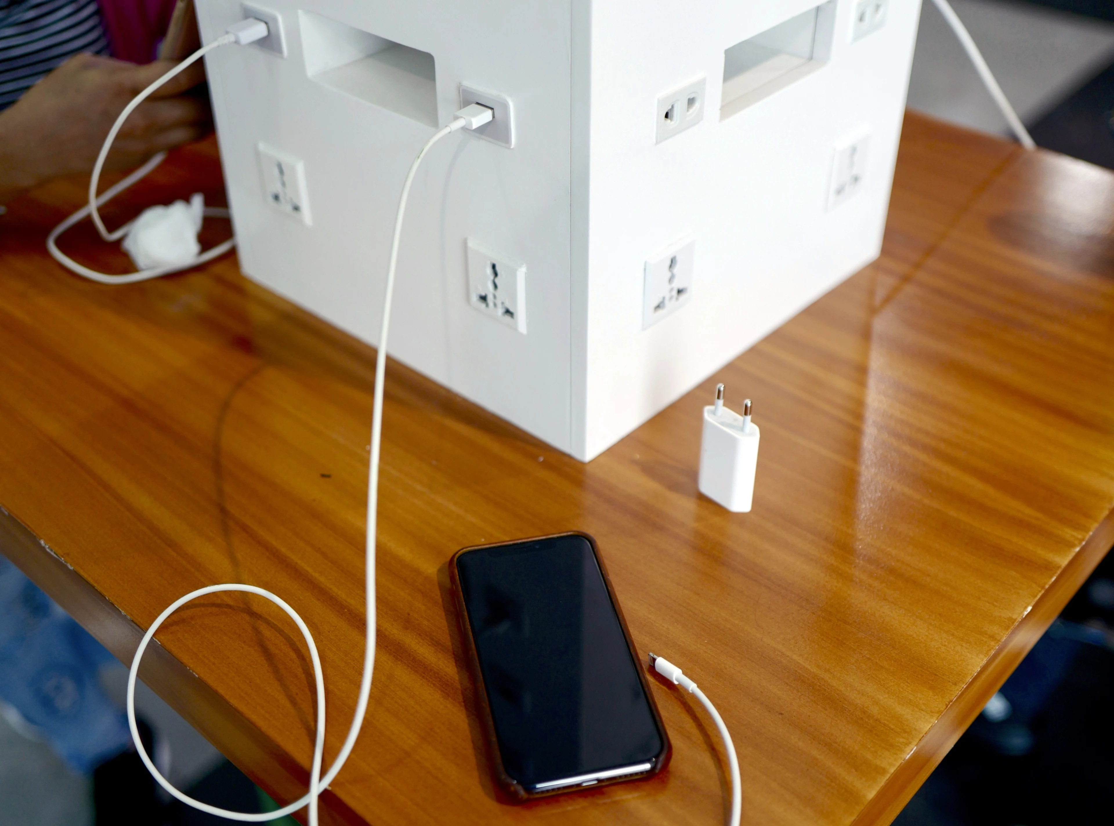 Pas op: gebruik nooit usb-aansluiting op luchthaven om telefoon op te laden, dat is gevaarlijk