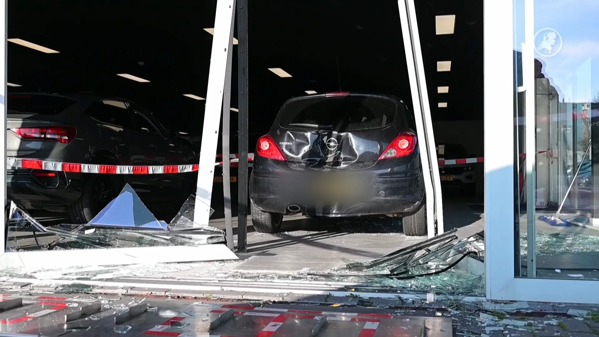 Auto ramt gevel van showroom in Dordrecht na botsing met lijnbus
