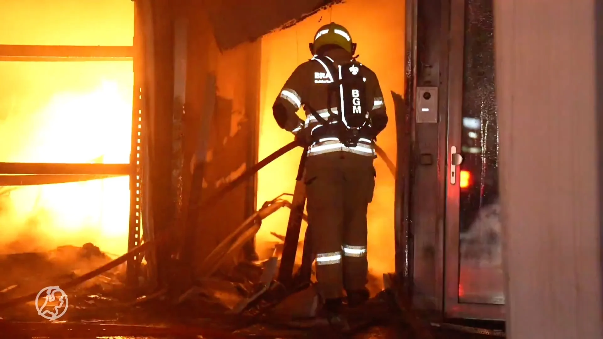 Grote brand in bedrijfspand Arnhem, vermoedelijk door explosie