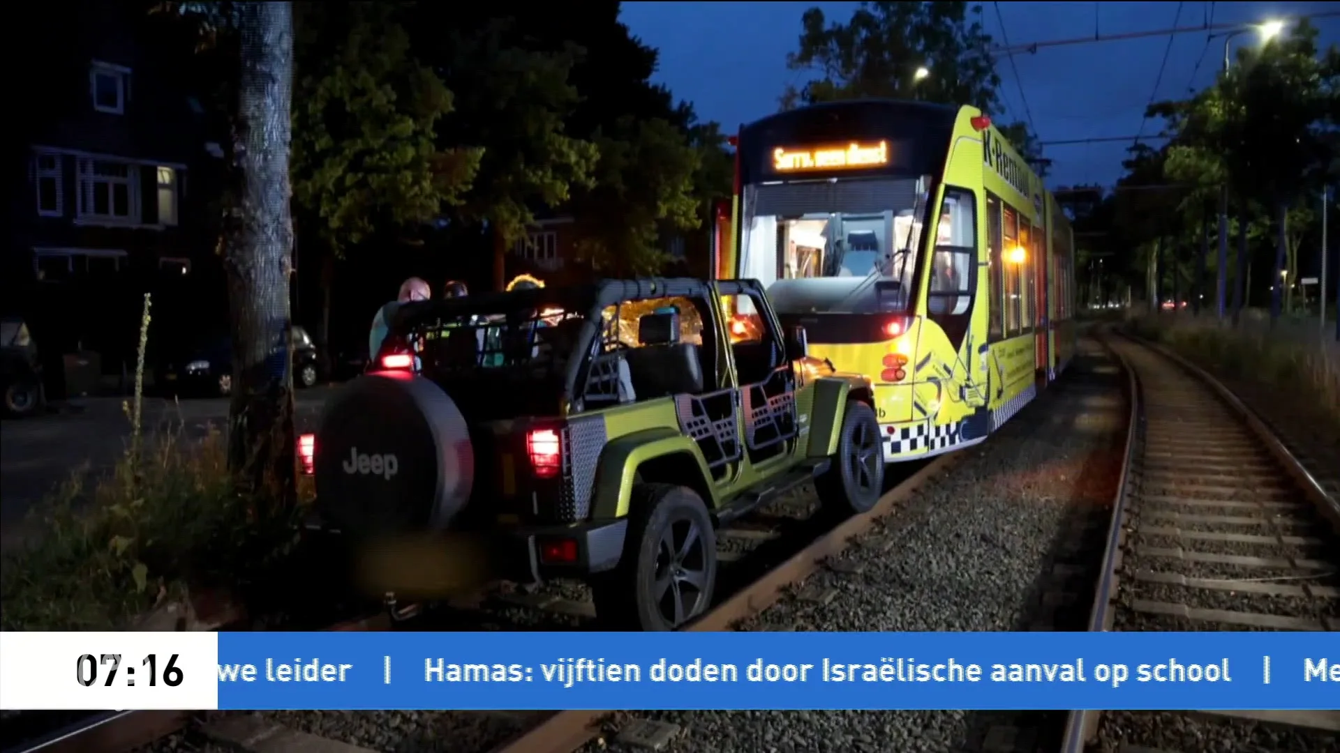 Auto's in Den Haag belanden op tramrails