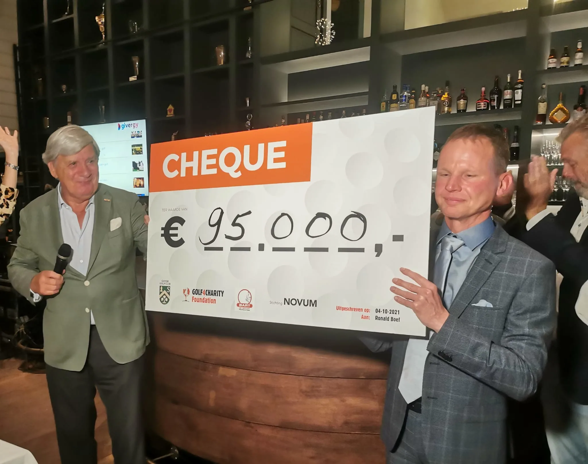 Droom voor blinde golfer Ronald komt uit: 'Genoeg geld voor komende vier jaar'