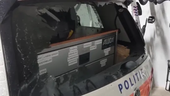 Man wil opgepakt worden en vernielt ruiten drie politieauto's