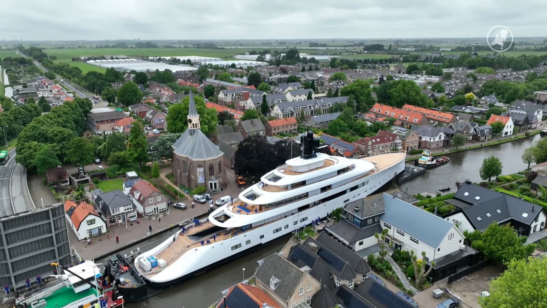 Monsterjacht van 101 meter baant zich weg door Woubrugge