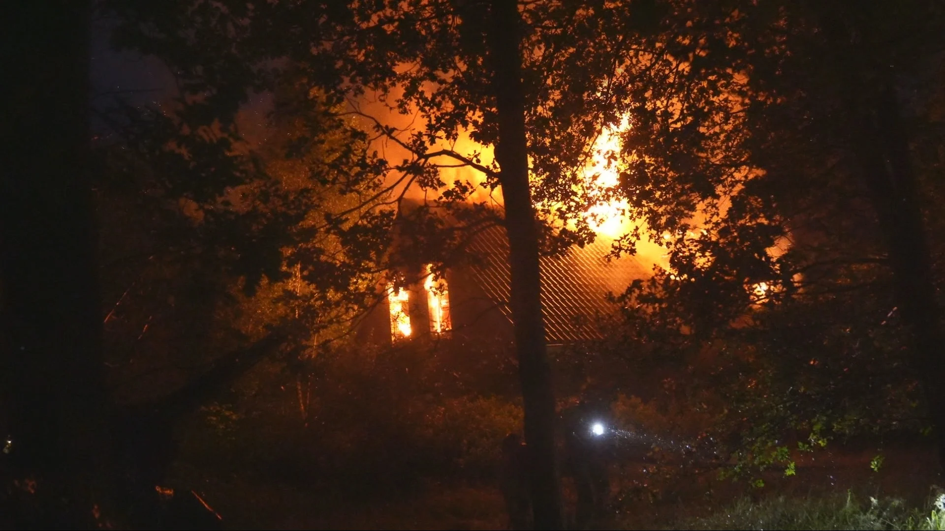 Grote uitslaande brand legt 'drugspand' in Lierop in de as