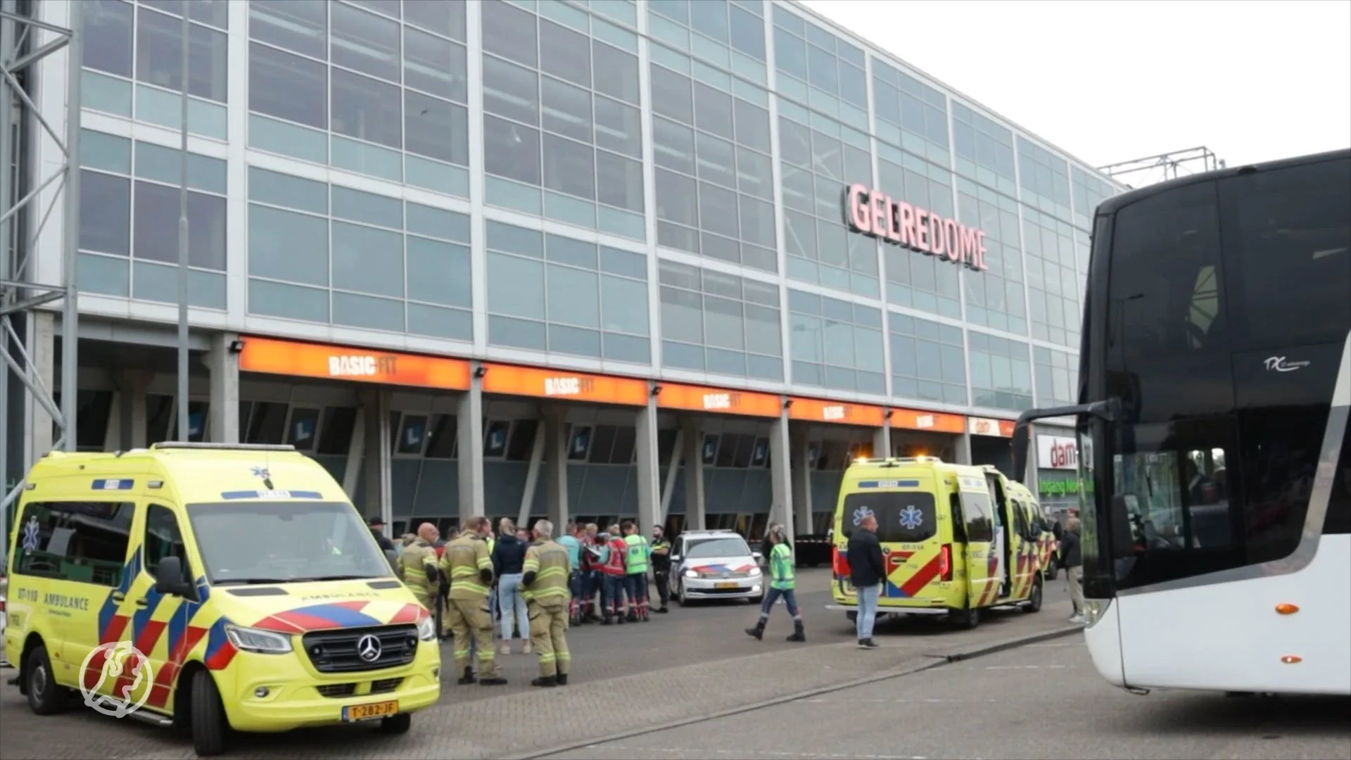Vitesse-supporters massaal onwel in bussen, veel hulpdiensten uitgerukt