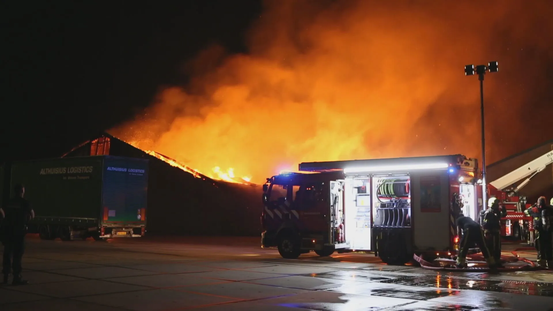 Loods vol eierdozen in lichterlaaie in Franeker