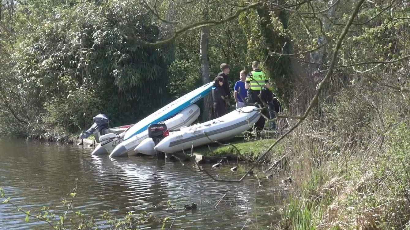Jongen vaart met boot over andere boot en vlucht, twee meisjes gewond