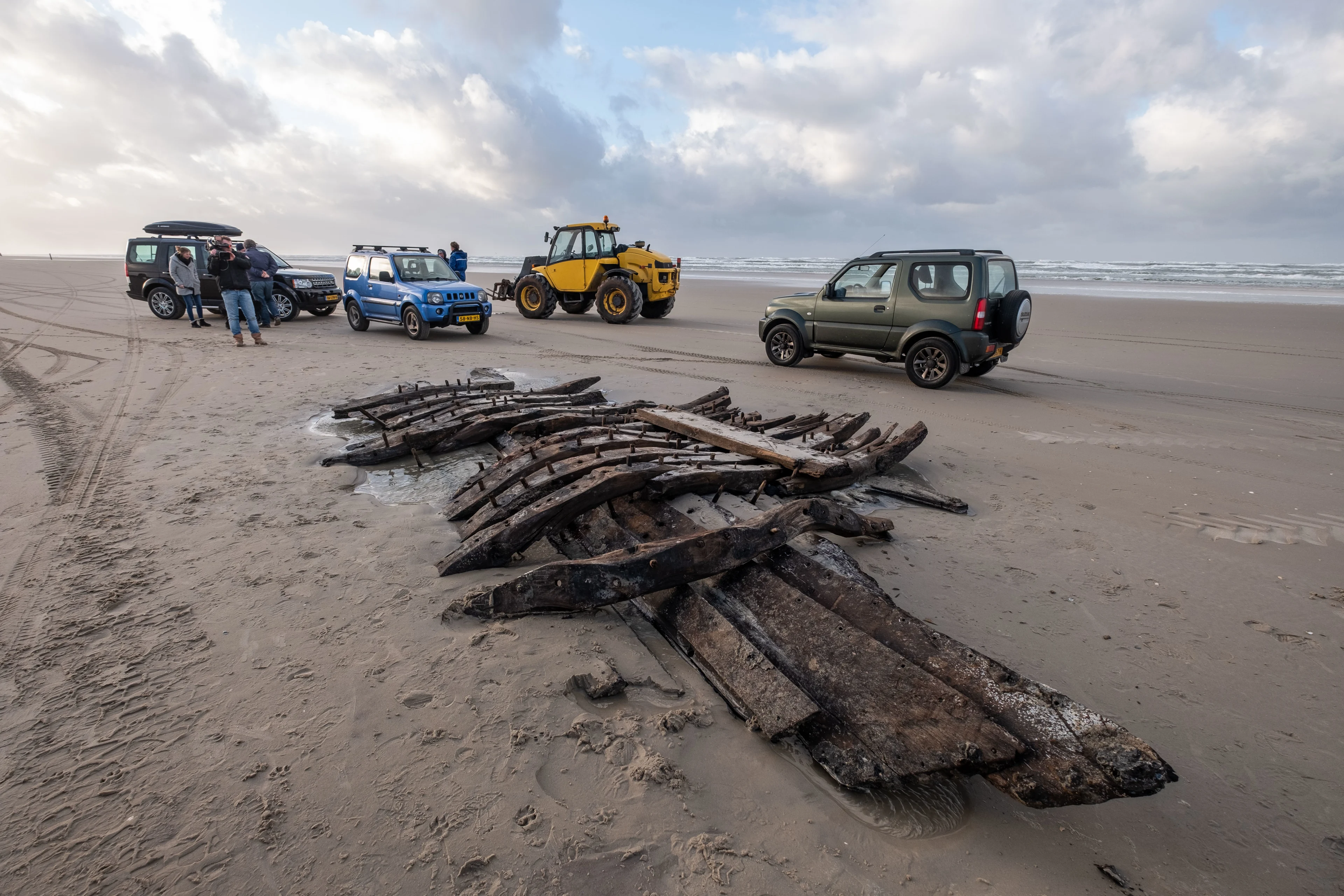 Storm Ciara legt eeuwenoud schip bloot op strand Terschelling